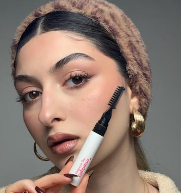 چرا استفاده از ژل ابرو در دنیای میکاپ ، به یک "باید" تبدیل شده ؟